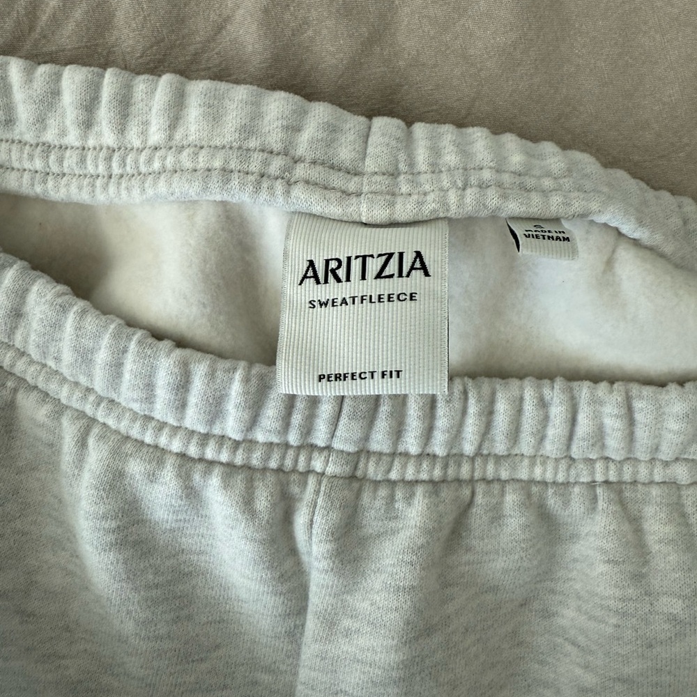 Aritzia Light Gray Sweatshorts - Picture 4 of 4